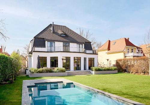 Hausansicht vom Garten mit Salzwasserpool
