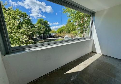 sonniger verglaster Balkon