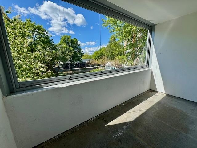 sonniger verglaster Balkon