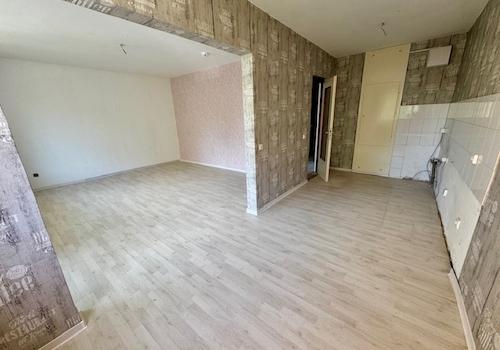Küche mit Blick in das Wohnzimmer