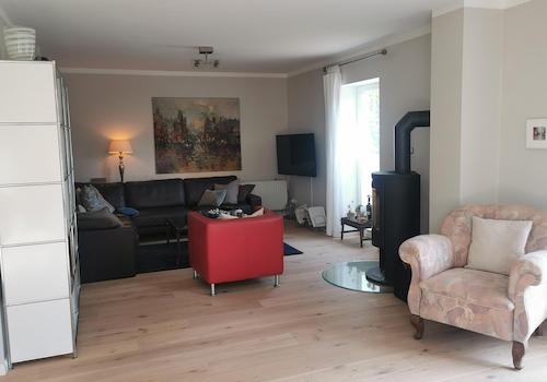 Wohnzimmer Couch und Sessel