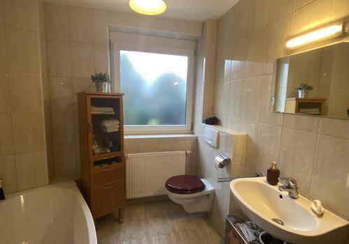 Möbliertes Badezimmer