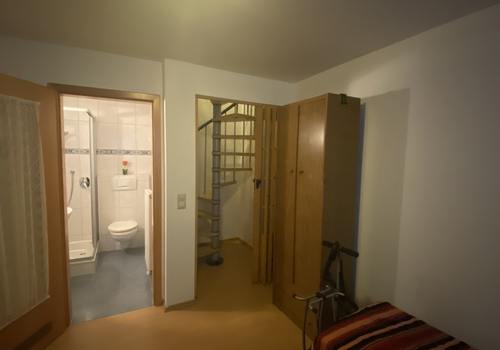 Weiteres Zimmer mit Badezimmer