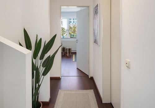 Flur mit sanfter Linienführung