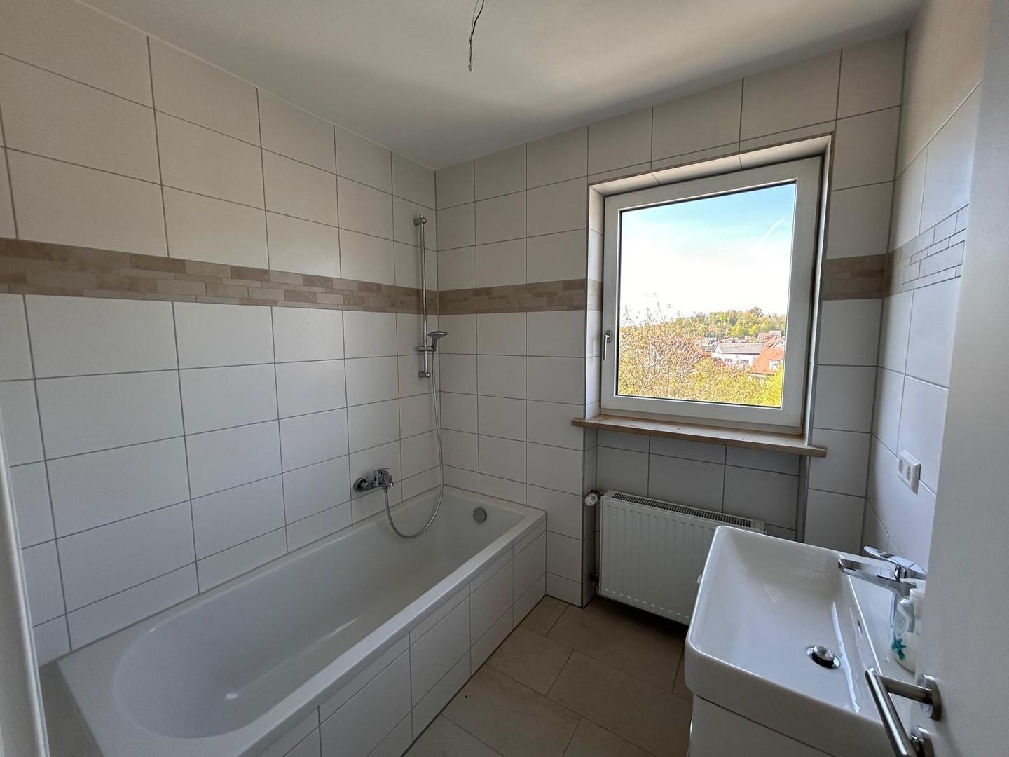 Bad mit Badewanne OG
