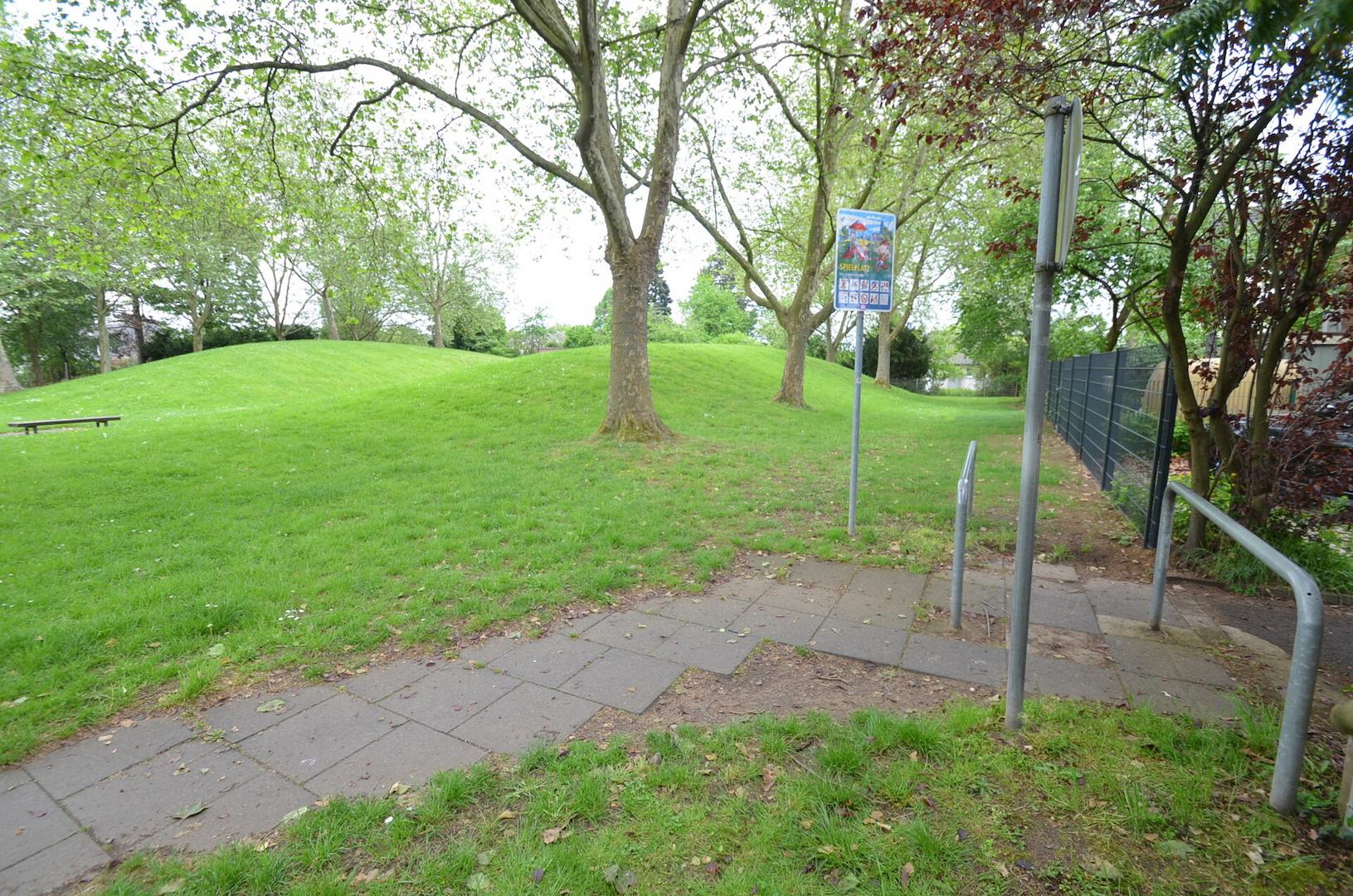 Spielplatz ein Haus weiter
