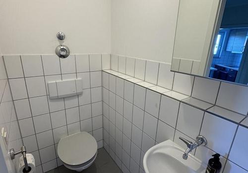 separates WC