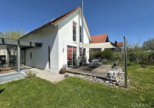 Hausansicht mit Terrasse