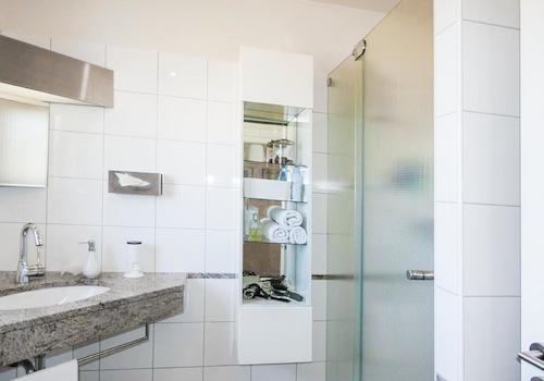 Badezimmer mit Dusche & Fenster 