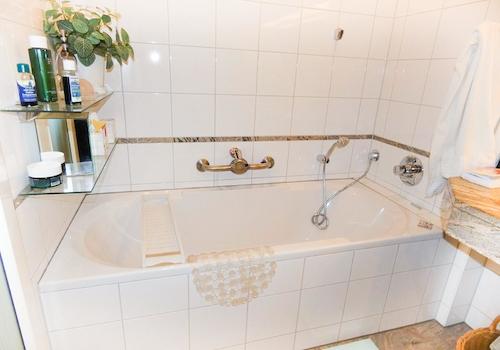 Badezimmer mit Badewanne 