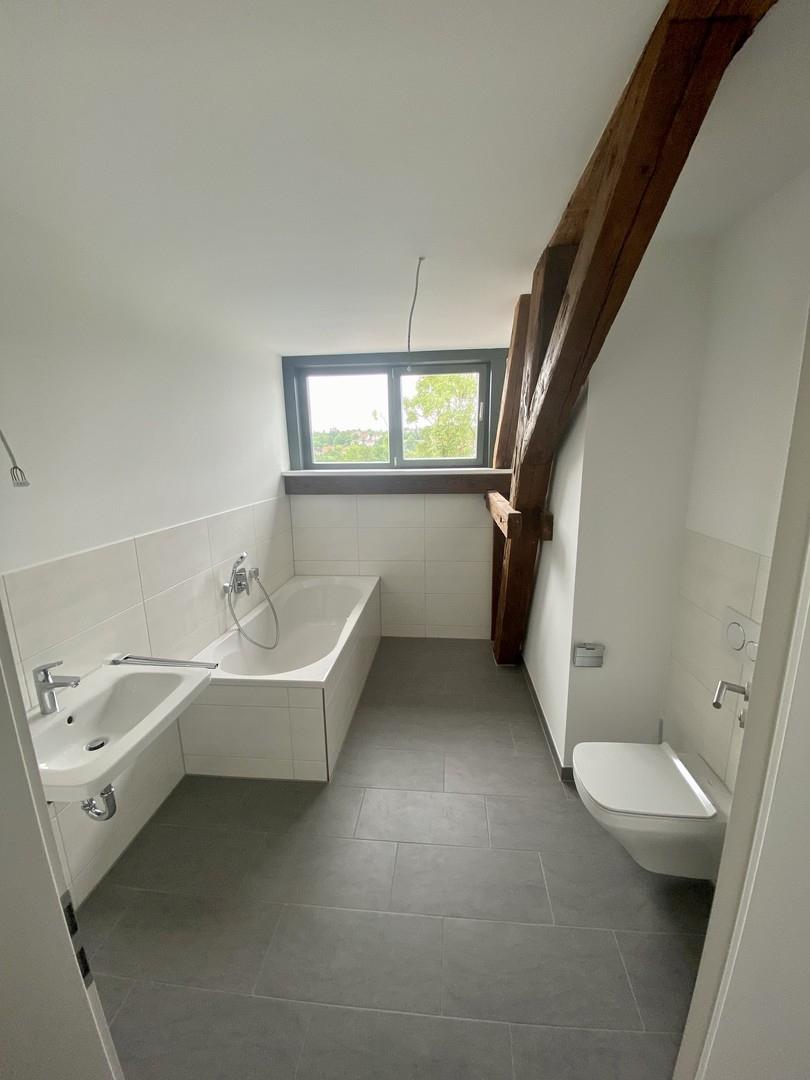 Tageslichtbad mit Badewanne