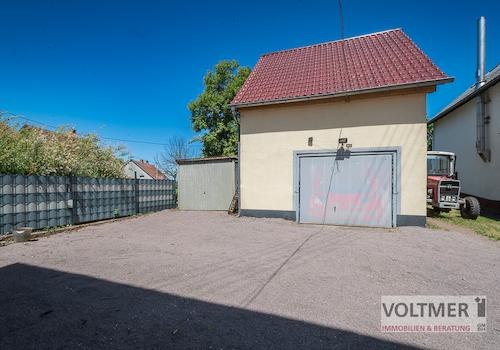 Innenhof mit Garage
