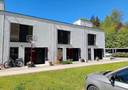 1. Haus von links