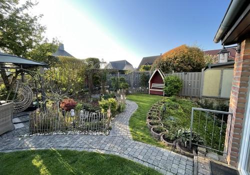 Garten mit Wegen