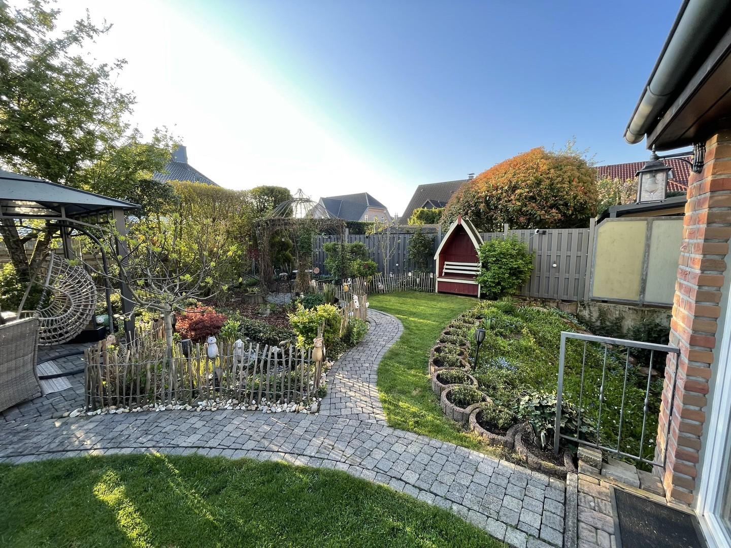 Garten mit Wegen
