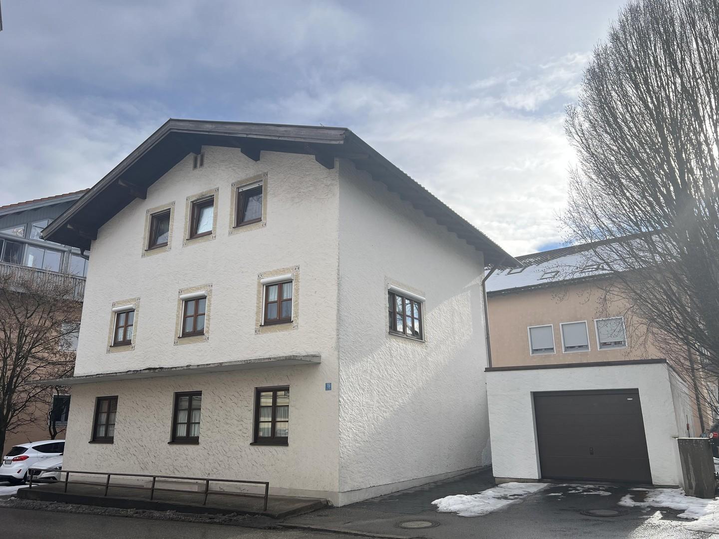 Das Haus strassenseitig