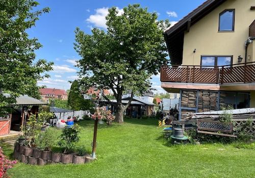 Gartenansicht mit Pavillon
