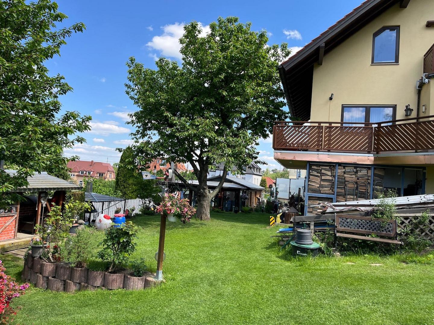 Gartenansicht mit Pavillon