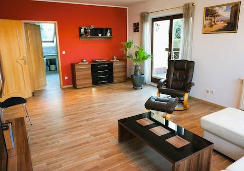Wohnzimmer mit Küche und Balkon