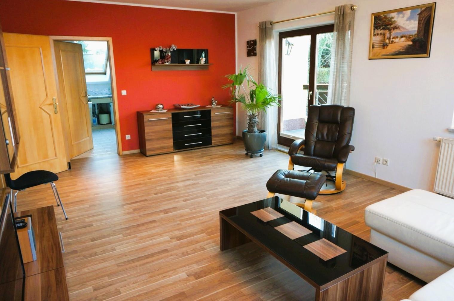 Wohnzimmer mit Küche und Balkon
