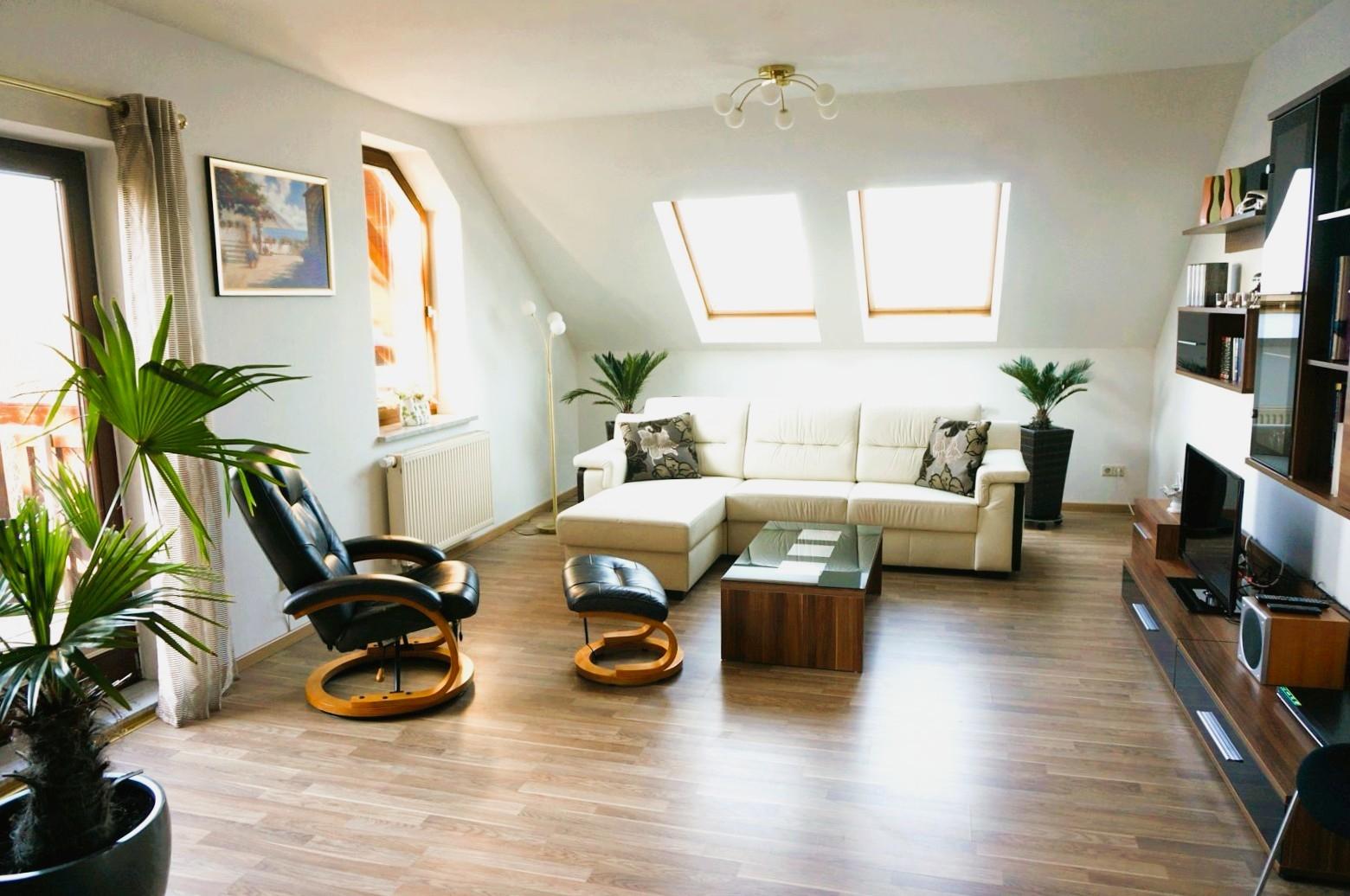 Wohnzimmer mit Balkon