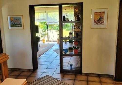 Flur Blick ins Wohnzimmer