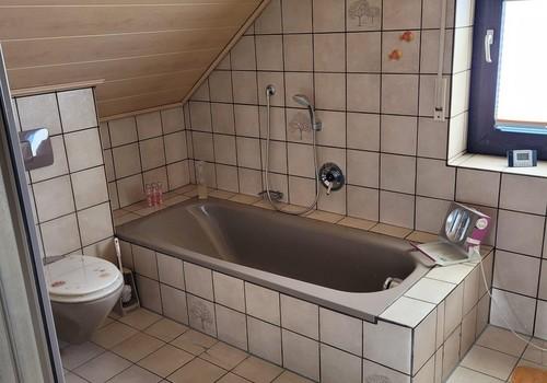 Bad mit Badewanne
