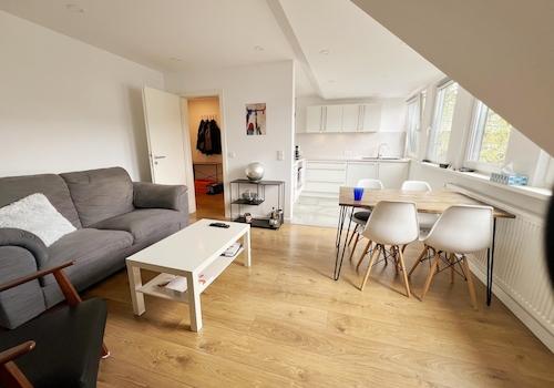 Wohnzimmer mit offener Küche