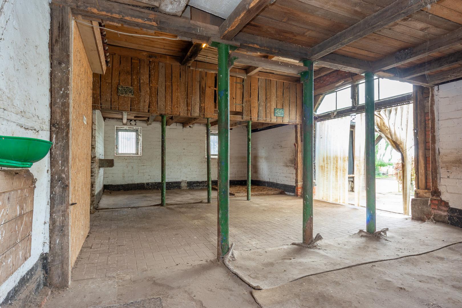 Halle am Haus Blick II