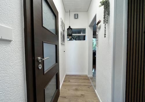 Wohnungseingang Hochpaterre
