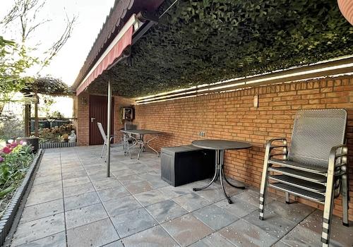 überdachte Gartenterrasse