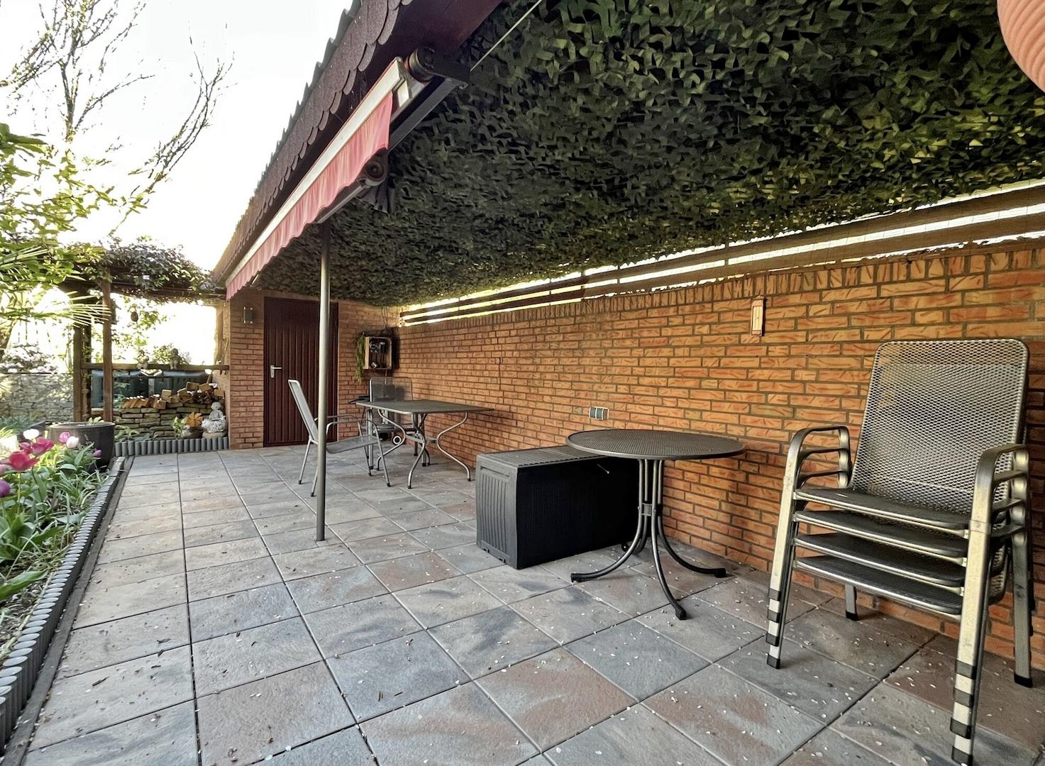 überdachte Gartenterrasse