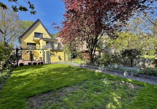 rückwärtiger Blick von der Gartenterrasse zum Haus