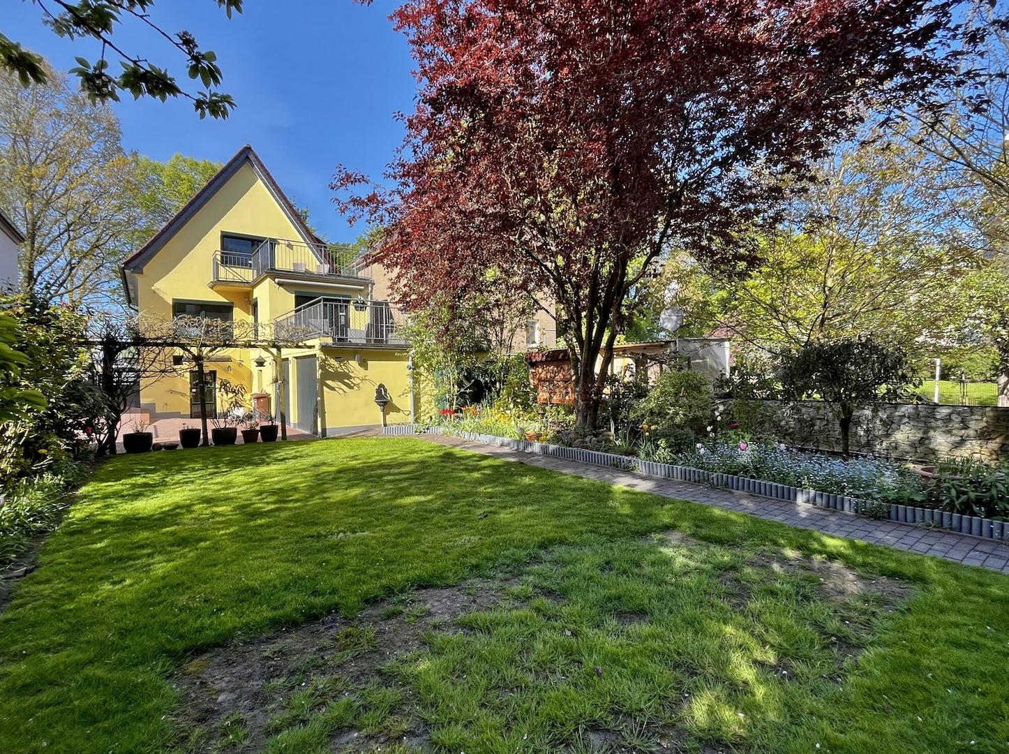 rückwärtiger Blick von der Gartenterrasse zum Haus