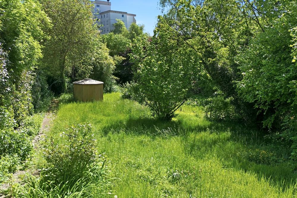 Weitläufig mit Weg bis ans Ende
