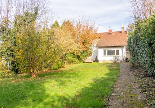 Blick auf das Haus aus dem Garten bei Pflege