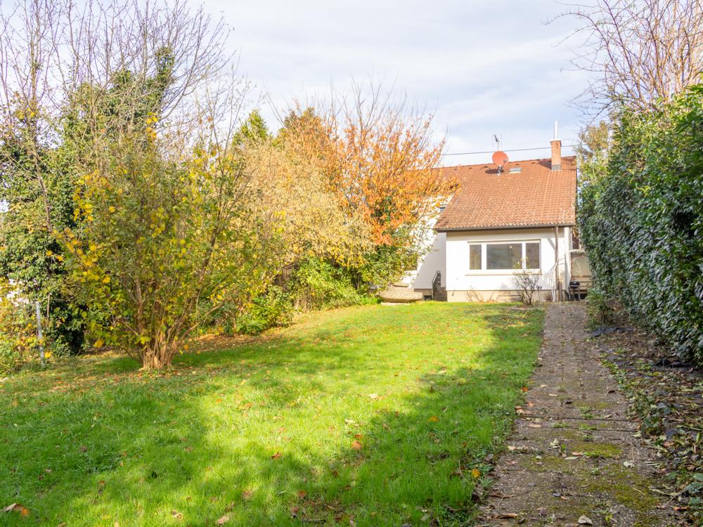 Blick auf das Haus aus dem Garten bei Pflege