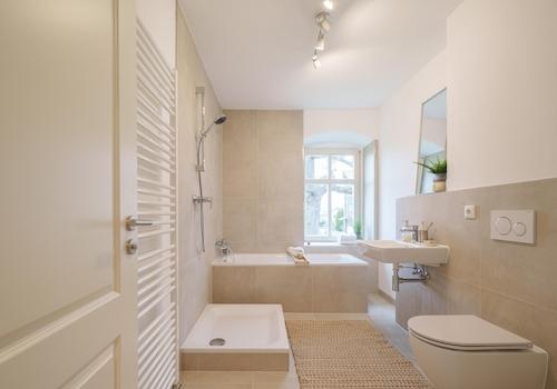 Bad mit Dusche und Badewanne