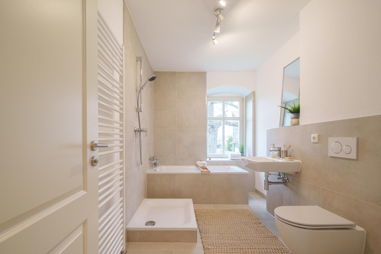 Bad mit Dusche und Badewanne