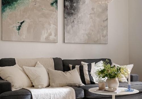 Wohnzimmer, möblierungsvorschlag mit Sofa und 2 Bildern