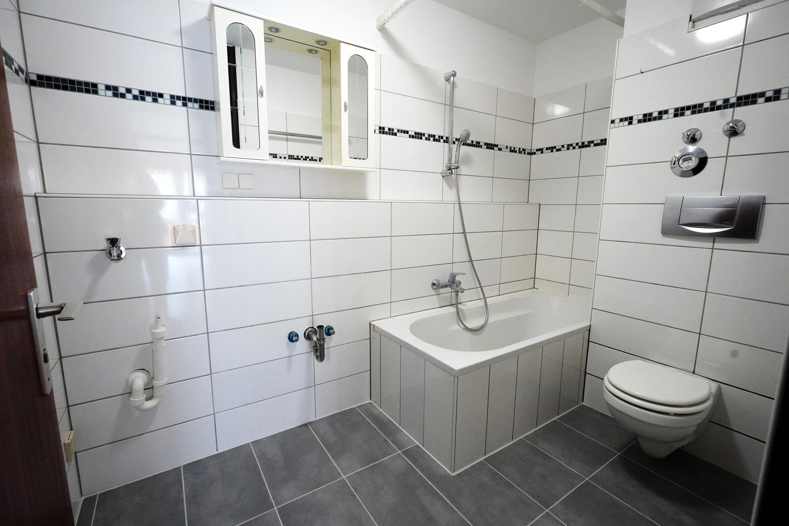 Bad (Badschrank im Keller)