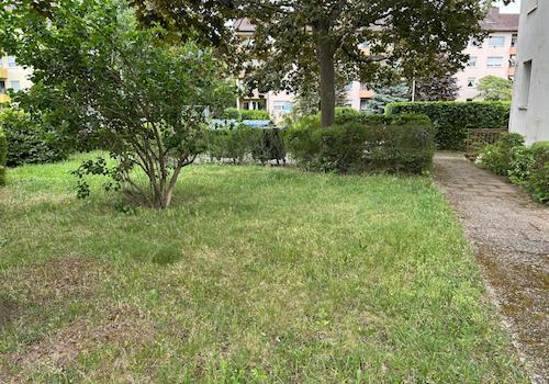 Gartenanlage mit Müllplatz
