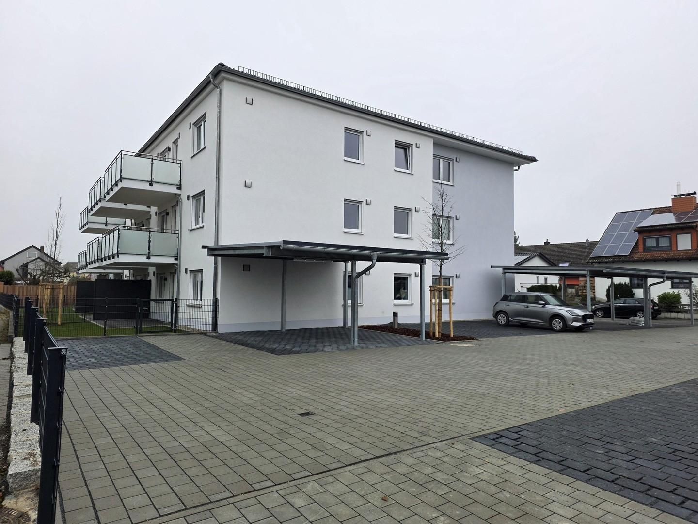 Objekt von außen mit Stellp.