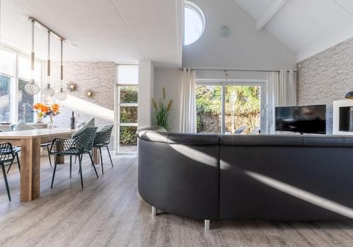Wohnzimmer mit Gartenblick