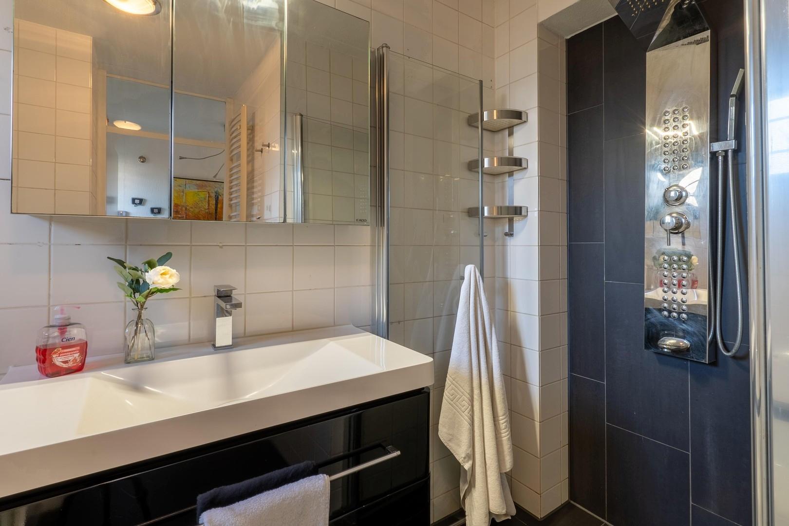Bad unten, Dusche