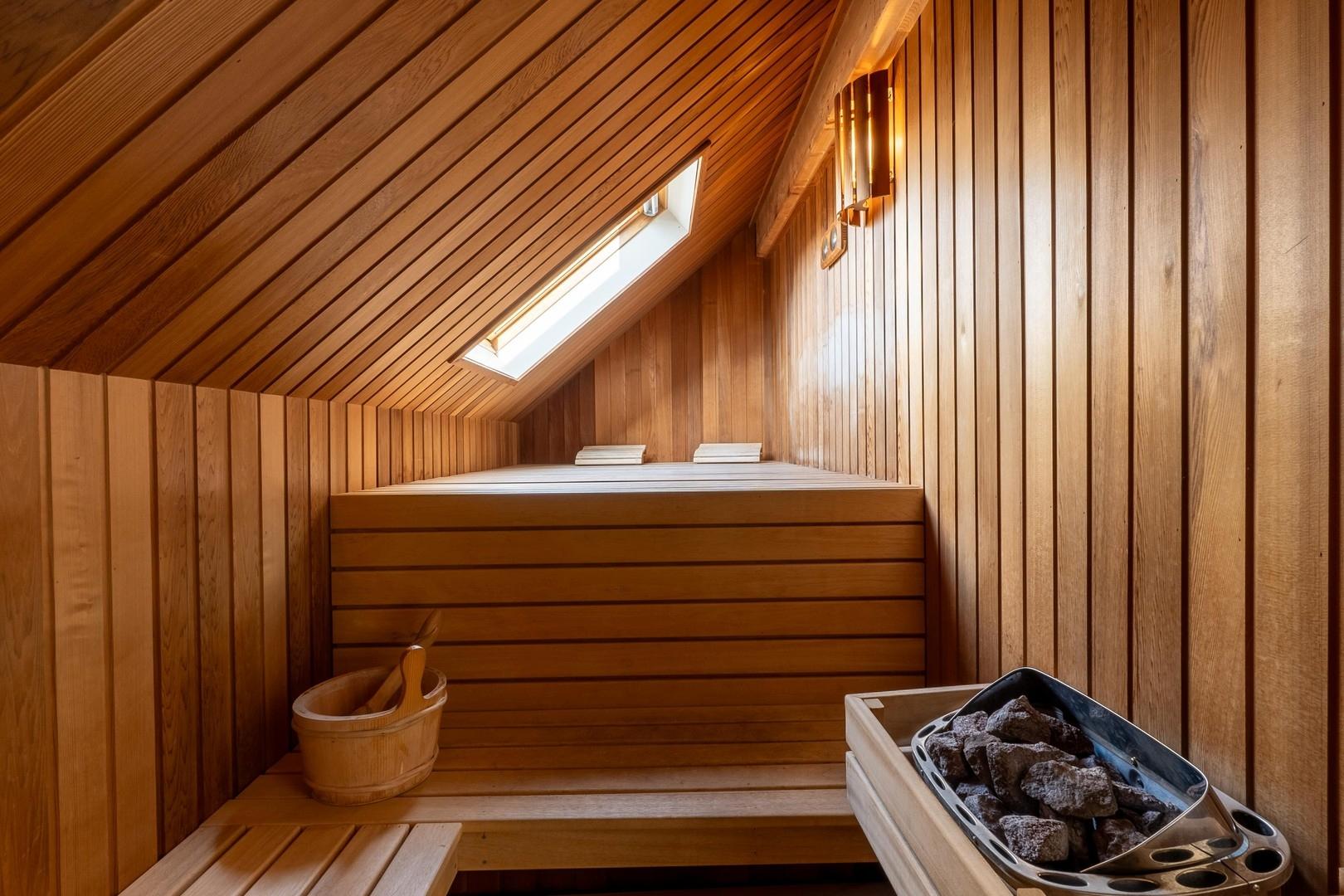 Sauna mit Liegepodest