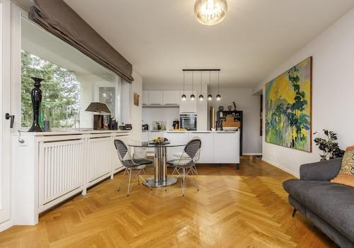 Wohnzimmer mit offener Küche