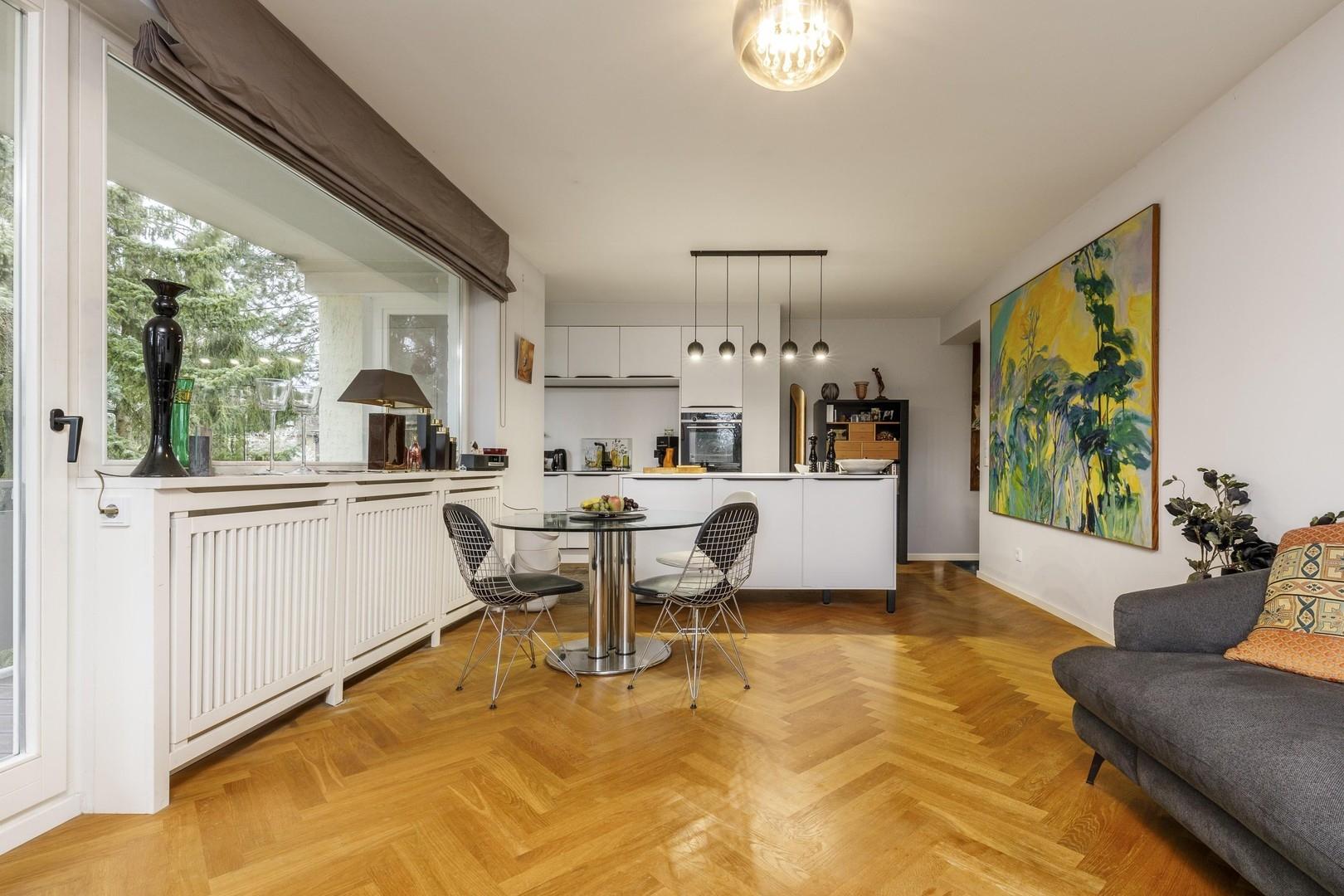 Wohnzimmer mit offener Küche