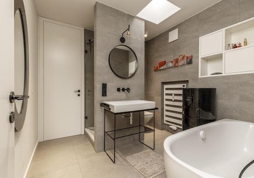 Bad mit Wanne und Dusche