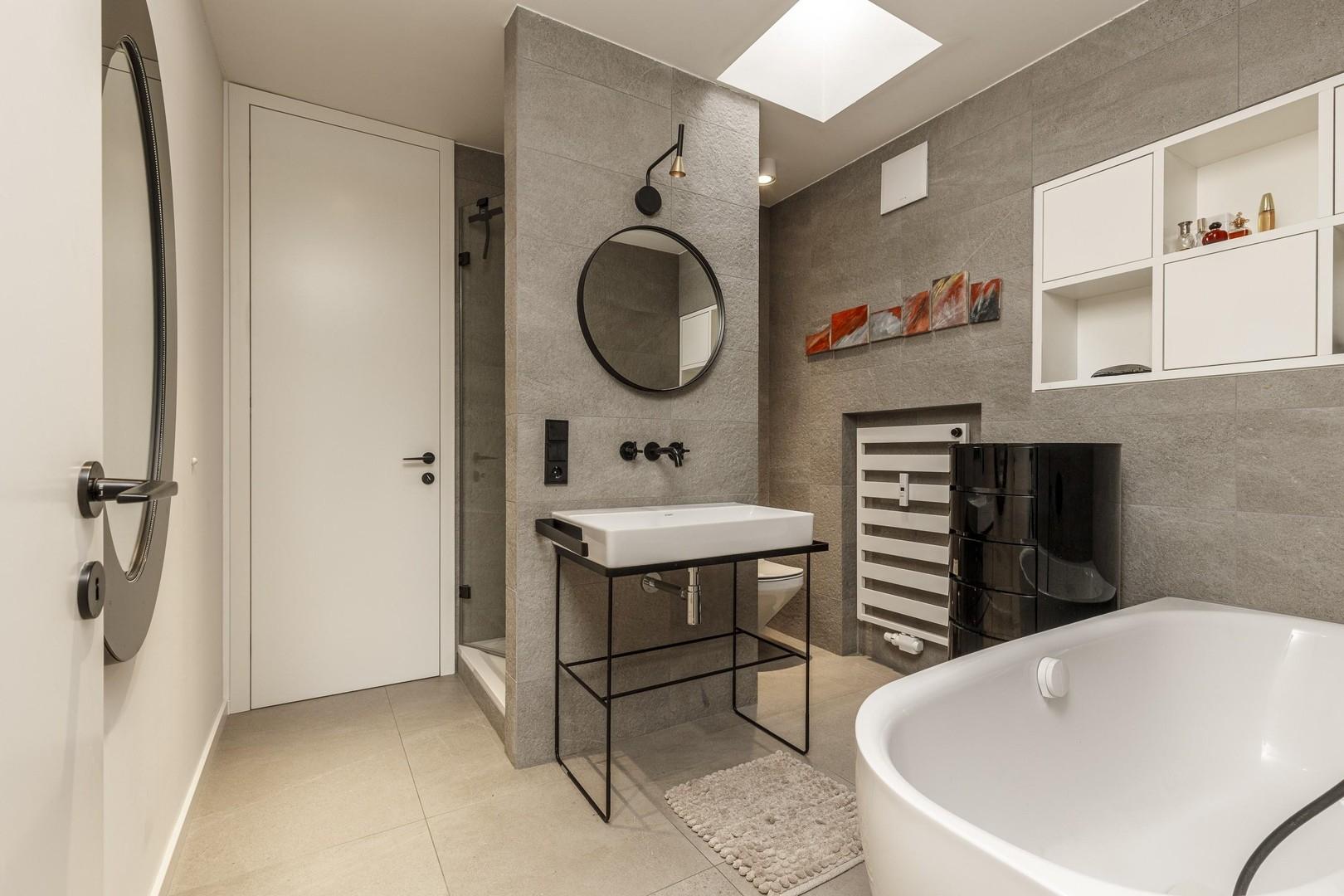 Bad mit Wanne und Dusche